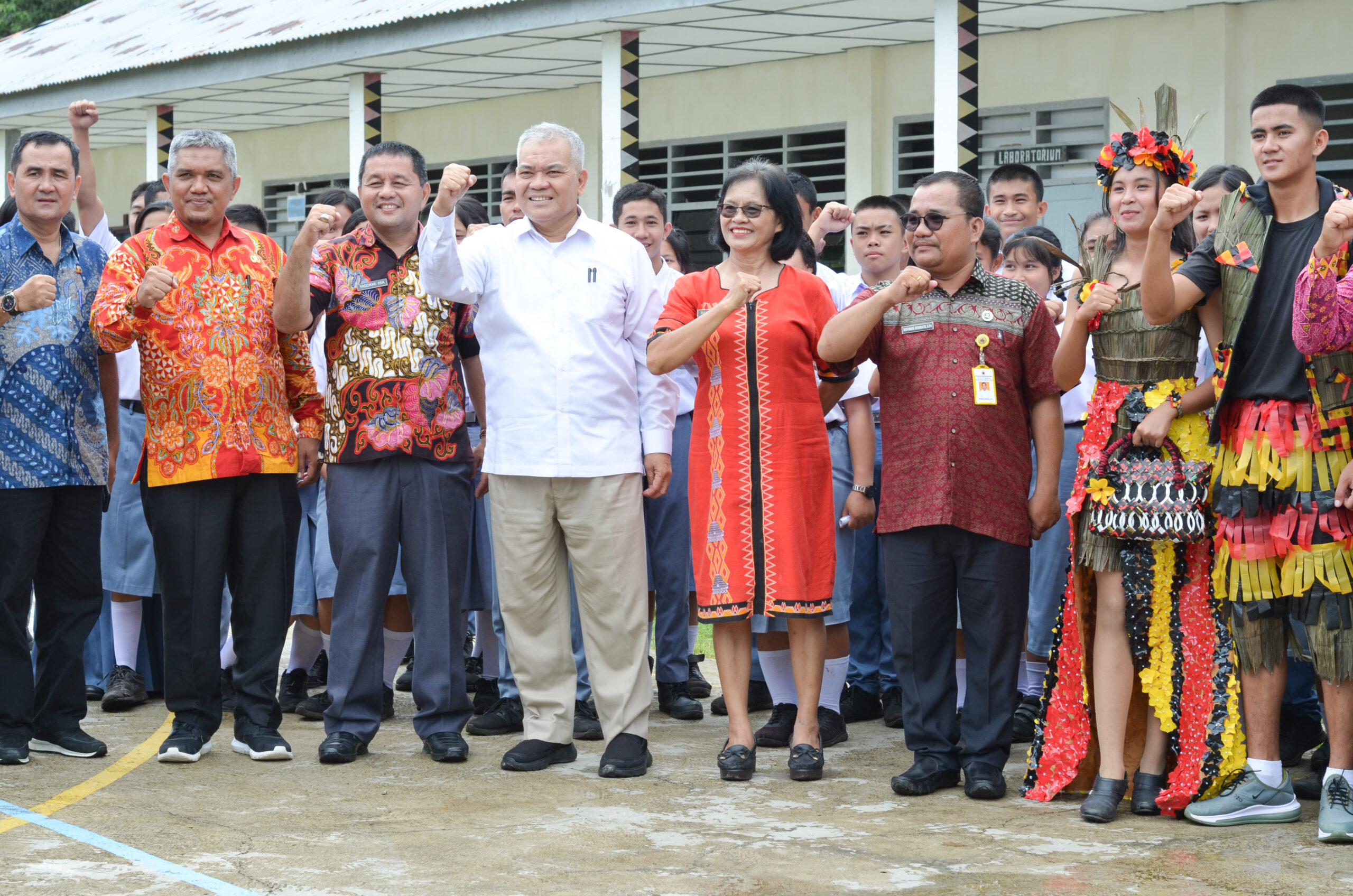 Foto Bersama (dari kiri ke kanan)